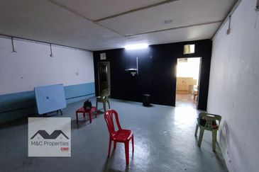 Taman Bidara Facing Main Road Ground Floor Shop Lot Rahang For Rent!!