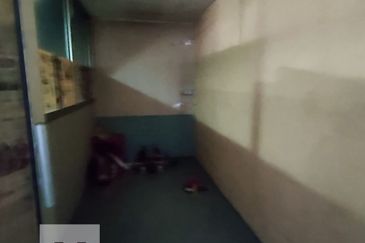 Taman Bidara Facing Main Road Ground Floor Shop Lot Rahang For Rent!!