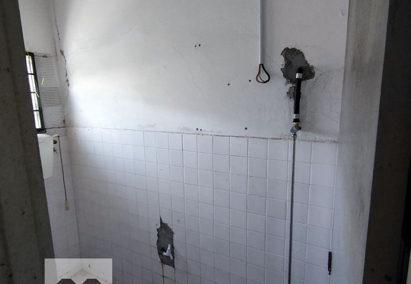 Taman Bidara Facing Main Road Ground Floor Shop Lot Rahang For Rent!!