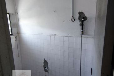 Taman Bidara Facing Main Road Ground Floor Shop Lot Rahang For Rent!!