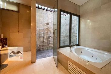 Mont Kiara 2 Storey Beautifully Bungalow Kuala Lumpur For Sale!!