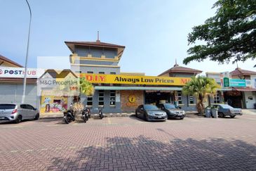 Medan Nusari Tenanted 1 Storey Shop Lot Sendayan Seremban For Sale!!