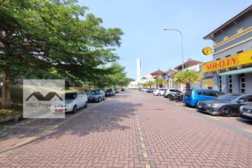 Medan Nusari Tenanted 1 Storey Shop Lot Sendayan Seremban For Sale!!