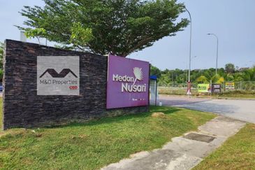 Medan Nusari Tenanted 1 Storey Shop Lot Sendayan Seremban For Sale!!