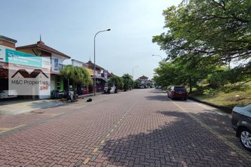 Medan Nusari Tenanted 1 Storey Shop Lot Sendayan Seremban For Sale!!