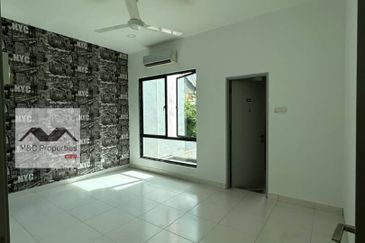 Serena 2.5 Storey Semi-D House Seremban 2 Heights For Sale!!