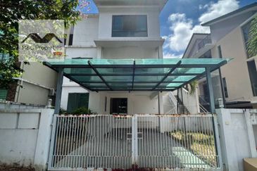 Serena 2.5 Storey Semi-D House Seremban 2 Heights For Sale!!