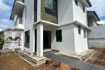 Serena 2.5 Storey Semi-D House Seremban 2 Heights For Sale!!