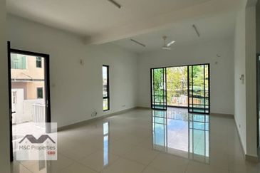 Serena 2.5 Storey Semi-D House Seremban 2 Heights For Sale!!