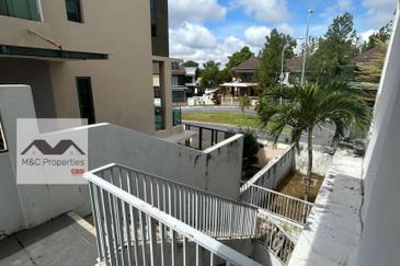 Serena 2.5 Storey Semi-D House Seremban 2 Heights For Sale!!