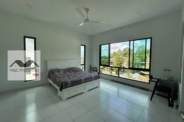 Serena 2.5 Storey Semi-D House Seremban 2 Heights For Sale!!