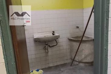 Nuri Indah End Lot 1 Storey Terraced Shop Lot Rasah Seremban For Rent!