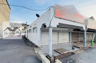 Nuri Indah End Lot 1 Storey Terraced Shop Lot Rasah Seremban For Rent!
