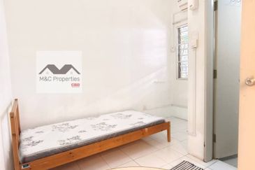Taman Idalia 2 Storey Terraced House Bandar Baru Enstek For Sale!!