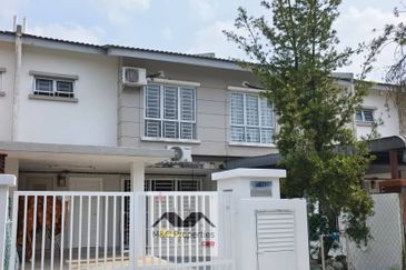 Taman Idalia 2 Storey Terraced House Bandar Baru Enstek For Sale!!