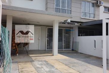 Taman Idalia 2 Storey Terraced House Bandar Baru Enstek For Sale!!