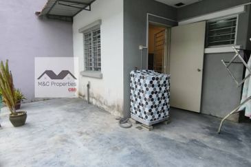 Taman Idalia 2 Storey Terraced House Bandar Baru Enstek For Sale!!