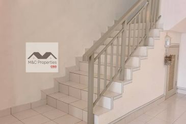 Taman Idalia 2 Storey Terraced House Bandar Baru Enstek For Sale!!