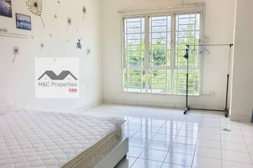 Taman Idalia 2 Storey Terraced House Bandar Baru Enstek For Sale!!