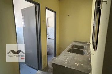 C28 Business Avenue Facing Road First Floor Shop Office For Rent!!