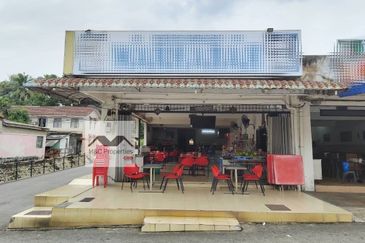 Taman Tasik Jaya End Lot 1 Storey Shop Senawang Seremban For Sale!!