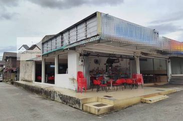 Taman Tasik Jaya End Lot 1 Storey Shop Senawang Seremban For Sale!!