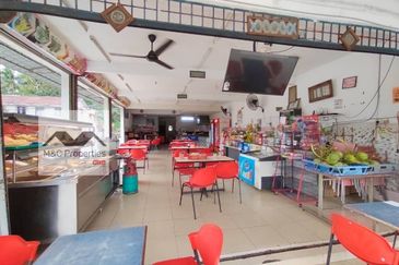 Taman Tasik Jaya End Lot 1 Storey Shop Senawang Seremban For Sale!!