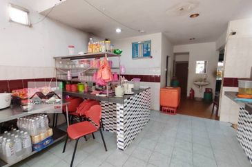 Taman Tasik Jaya End Lot 1 Storey Shop Senawang Seremban For Sale!!