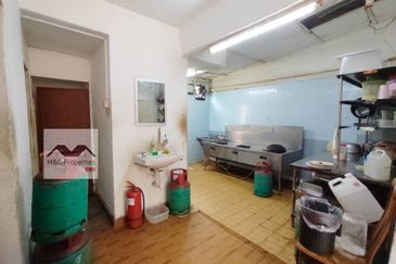 Taman Tasik Jaya End Lot 1 Storey Shop Senawang Seremban For Sale!!