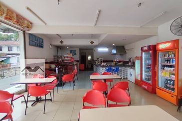 Taman Tasik Jaya End Lot 1 Storey Shop Senawang Seremban For Sale!!