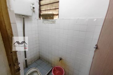 Taman Tasik Jaya End Lot 1 Storey Shop Senawang Seremban For Sale!!