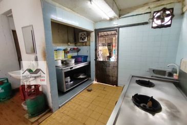 Taman Tasik Jaya End Lot 1 Storey Shop Senawang Seremban For Sale!!