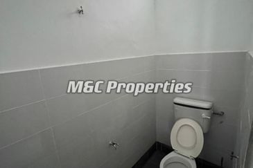 Sri Pinang Ainsdale Facing Main Road First Floor Shop Office For Rent!