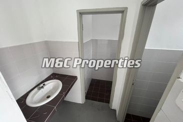 Sri Pinang Ainsdale Facing Main Road First Floor Shop Office For Rent!