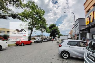 Taman Bukit Blossom Facing Main Road 2 Storey Semi-D Shoplot For Rent!