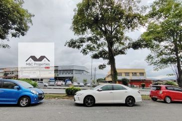 Taman Bukit Blossom Facing Main Road 2 Storey Semi-D Shoplot For Rent!