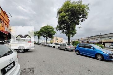 Taman Bukit Blossom Facing Main Road 2 Storey Semi-D Shoplot For Rent!
