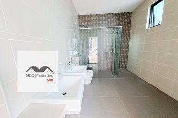 Lake Garden Double Storey Semi-D 46 x 88 House Seremban For Sale!!