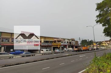 Taman Bukit Blossom 2 Storey Semi-D Shoplot With 5% Roi For Sale!!