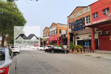Taman Bukit Blossom 2 Storey Semi-D Shoplot With 5% Roi For Sale!!