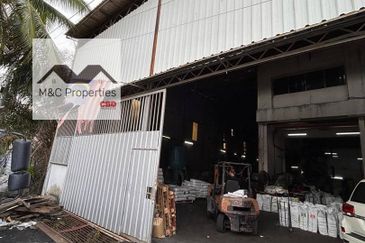 Andalas Side Extended 1.5 Storey Semi D Factory Senawang For Sale!!