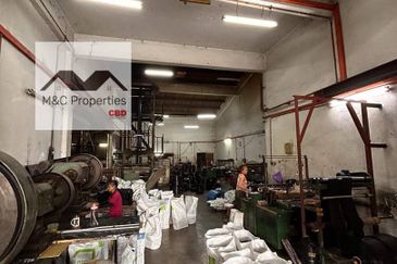 Andalas Side Extended 1.5 Storey Semi D Factory Senawang For Sale!!