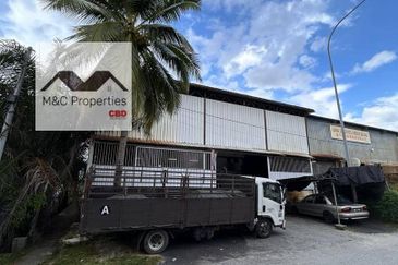 Andalas Side Extended 1.5 Storey Semi D Factory Senawang For Sale!!