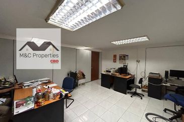 Andalas Side Extended 1.5 Storey Semi D Factory Senawang For Sale!!