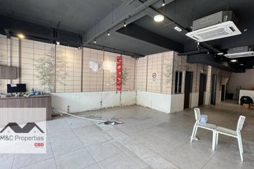 Metro Park Sendayan Facing Main Road Ground Floor Shop Lot For Rent!!