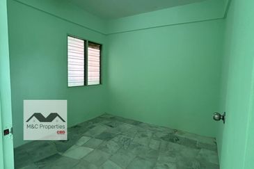 Bukit Delima Apartment With 1 Car Park Corner Unit Seremban For Sale!!