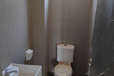 shoplot for sales/rent  i park@ senai