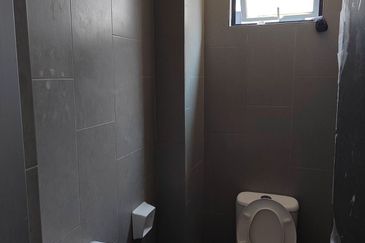 shoplot for sales/rent  i park@ senai