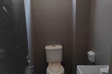 shoplot for sales/rent  i park@ senai