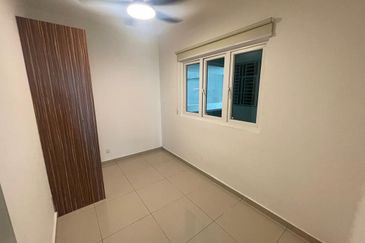 For Sale Season Luxury Apartment @ Larkin Johor Bahru @ near bus station & Tenanted